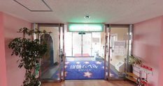 広々とした明るい受付エリア