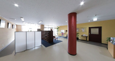 広々とした介護施設の受付エリア