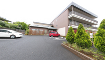 介護施設の外観と通り