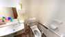 施設内トイレの手すりと設備