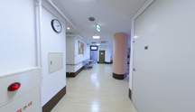 介護施設の廊下と部屋の入口