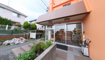 介護施設正面入り口の外観