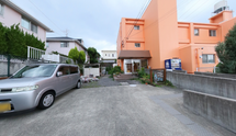 住宅街の中の介護施設外観