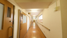 介護施設の明るい通路