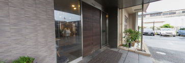 屋根付きの介護施設エントランス