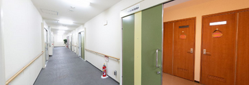 広々とした施設内の通路