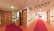 明るい施設の内部の廊下