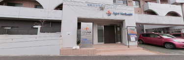 介護施設外観と通りの景色