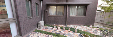 ケア施設の建物と庭
