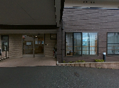 施設の玄関と外の環境