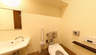 手すり付きの安全なトイレ設備
