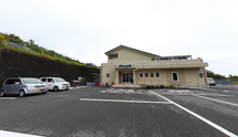 介護施設の外観と駐車スペース