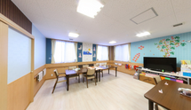 ゆったりとした介護施設の居間と廊下