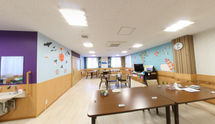 介護施設の共用スペースと個室