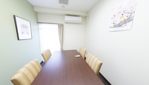 介護施設内の清潔な会議室