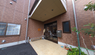 介護施設のエントランスと外観