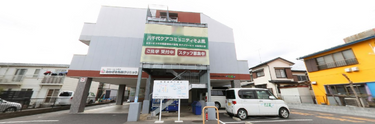 商店と交通標識のある交差点