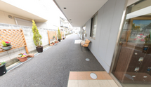 介護施設の入り口と外観