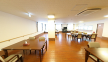 明るく広々とした介護施設内部