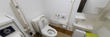 介護施設の清潔なトイレの内部