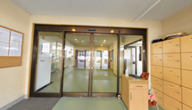 清潔感ある介護施設受付