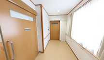 広々とした快適な施設内部