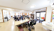 介護施設の居住者とスタッフ