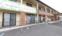 ケア施設のフロントと散策路