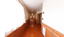 施設の内部の通路の写真