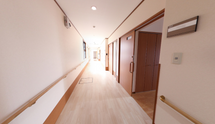 介護施設の廊下と入居者の部屋