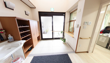 清潔で広々とした施設のエントランス