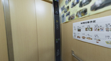 手すり付きのエレベーター入口