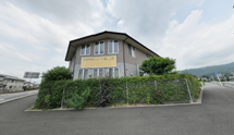 通りに面した介護施設の風景