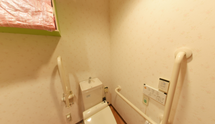 手すり付き介護施設のトイレ