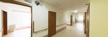 介護施設の広々とした廊下