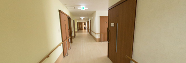 介護施設内部の廊下の光景