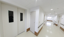 広々とした明るい施設内廊下