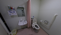 介護施設内の清潔なトイレ設備