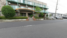 緑豊かな介護施設の外観
