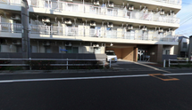 街中にある介護施設の外観