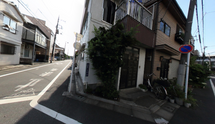 明るく都会に溶け込む介護施設