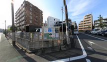 街の交差点と周辺環境