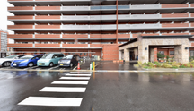 介護施設のエントランスと外観