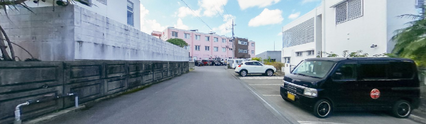 看護施設外観と職員用駐車場