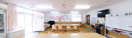明るく広い介護施設の共有エリア