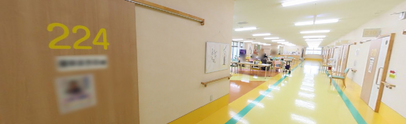 明るく広々とした施設の廊下