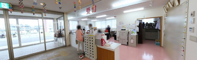 介護施設の応接エリアと廊下