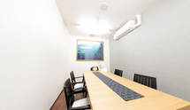 介護施設の食堂での勤務風景