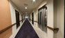 広々とした介護施設の廊下