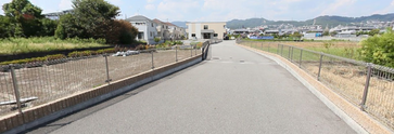 広々とした施設の外観と周辺